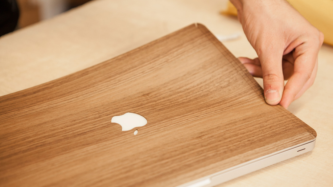 Macbook Skin Wood'd: a walnut second skin for your macbook